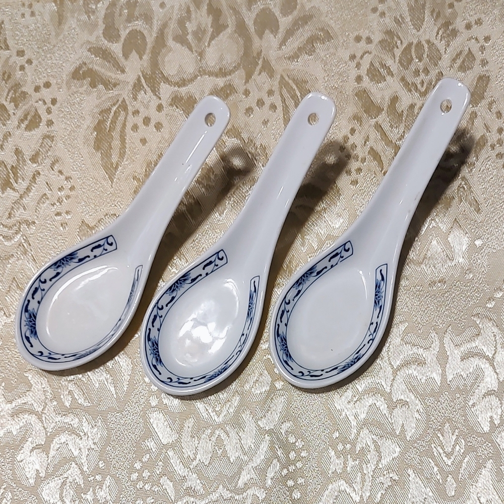 Elegant Vintage Cameo Durable China Porcelain Soup Or Rice Spoon.